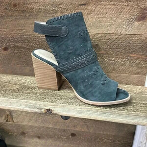 ANTHROPOLOGIE Gee Wawa buckle strap shoes size 7.5